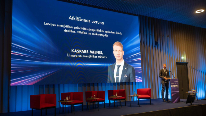 Ministrs Kaspars Melnis saka konferences uzrunu uz skatuves