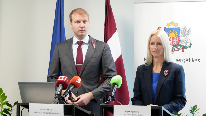 Melnis un Bogdanova sniedz paziņojumu preses konferencē