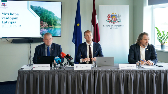 Preses konference - kopbilde pie galda, atbildot uz jautājumiem