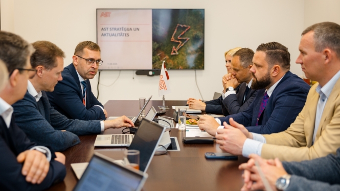 Sarunas ar AST vadību
