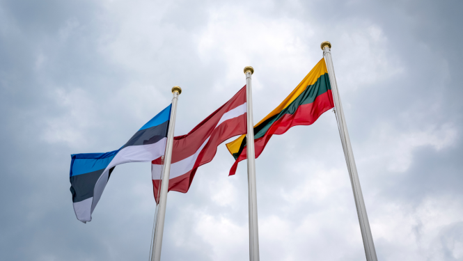 Latvijas, Lietuvas un Igaunijas karogs plīvo vējā mastā