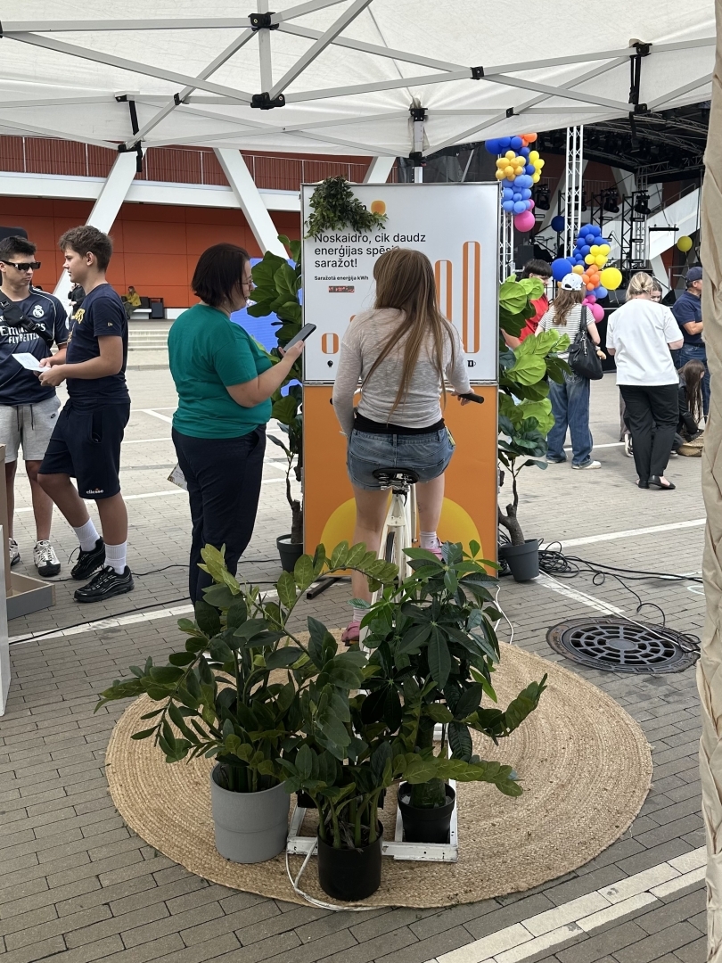 Jauniete festivālā izmēģina velo ģeneratoru