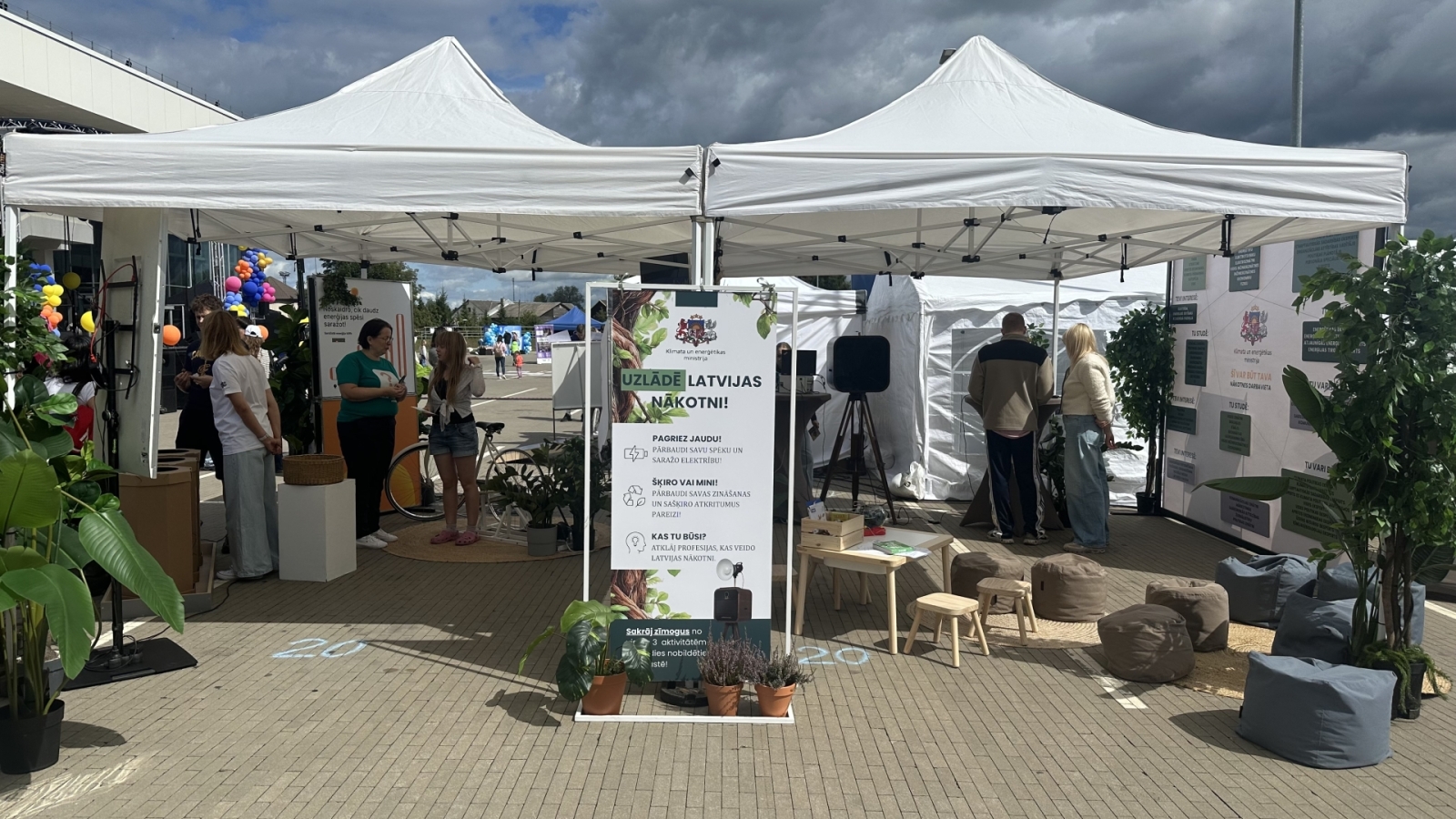 Festivāla telts ar apmeklētājiem