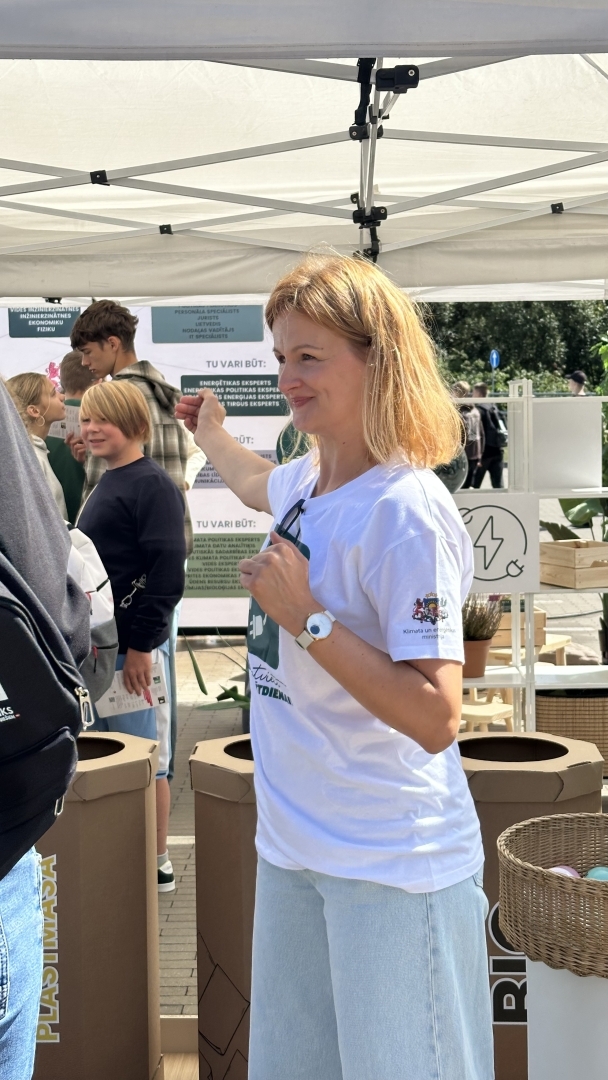 Ministrijas pārstāvis festivāla teltī