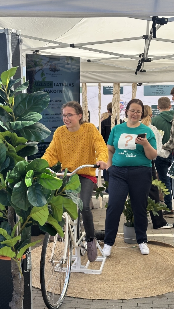 Jauniete festivālā izmēģina velo ģeneratoru