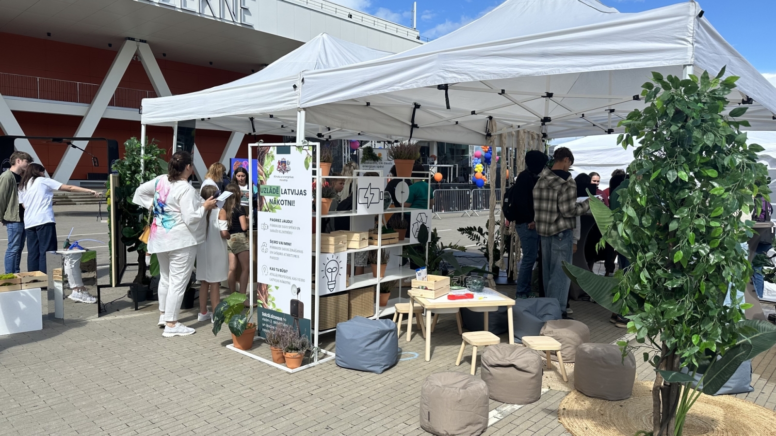 Festivāla telts ar apmeklētājiem