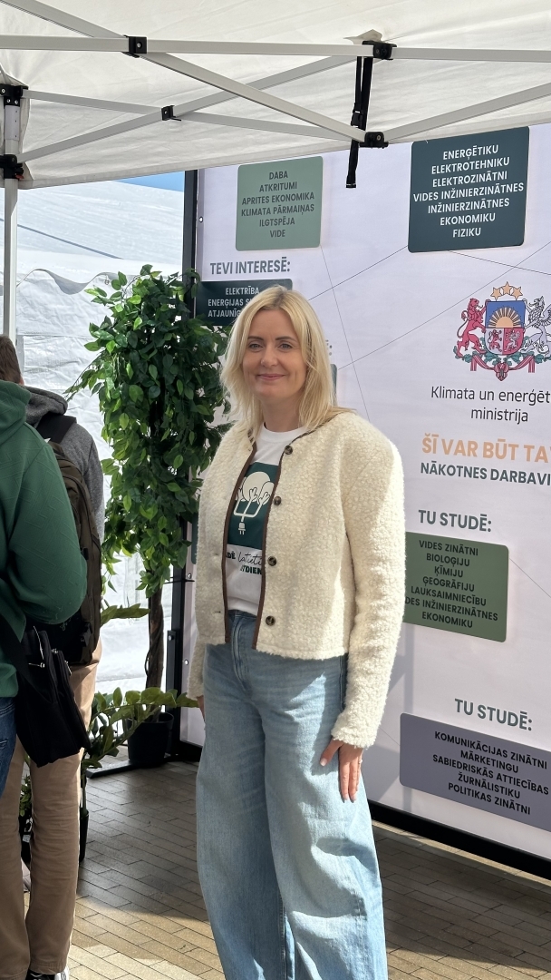 Ministrijas pārstāvis festivāla teltī