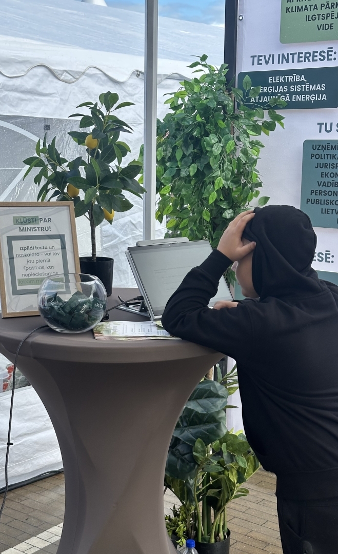 Jaunietis pilda "Kļūsti par ministru" testu