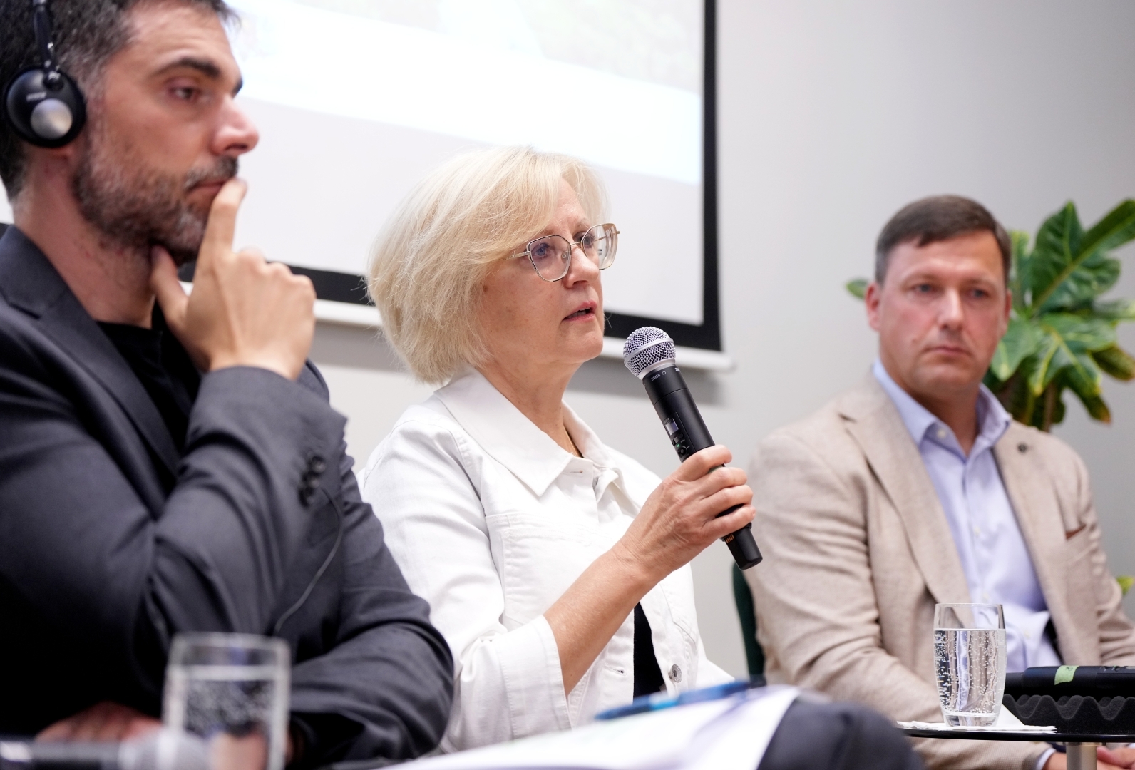 Paneļdiskusijas dalībnieki atbild uz jautājumiem