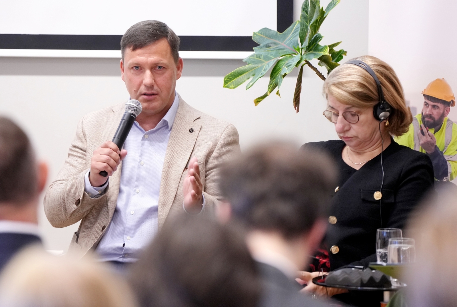 Paneļdiskusijas dalībnieks atbild uz jautājumiem