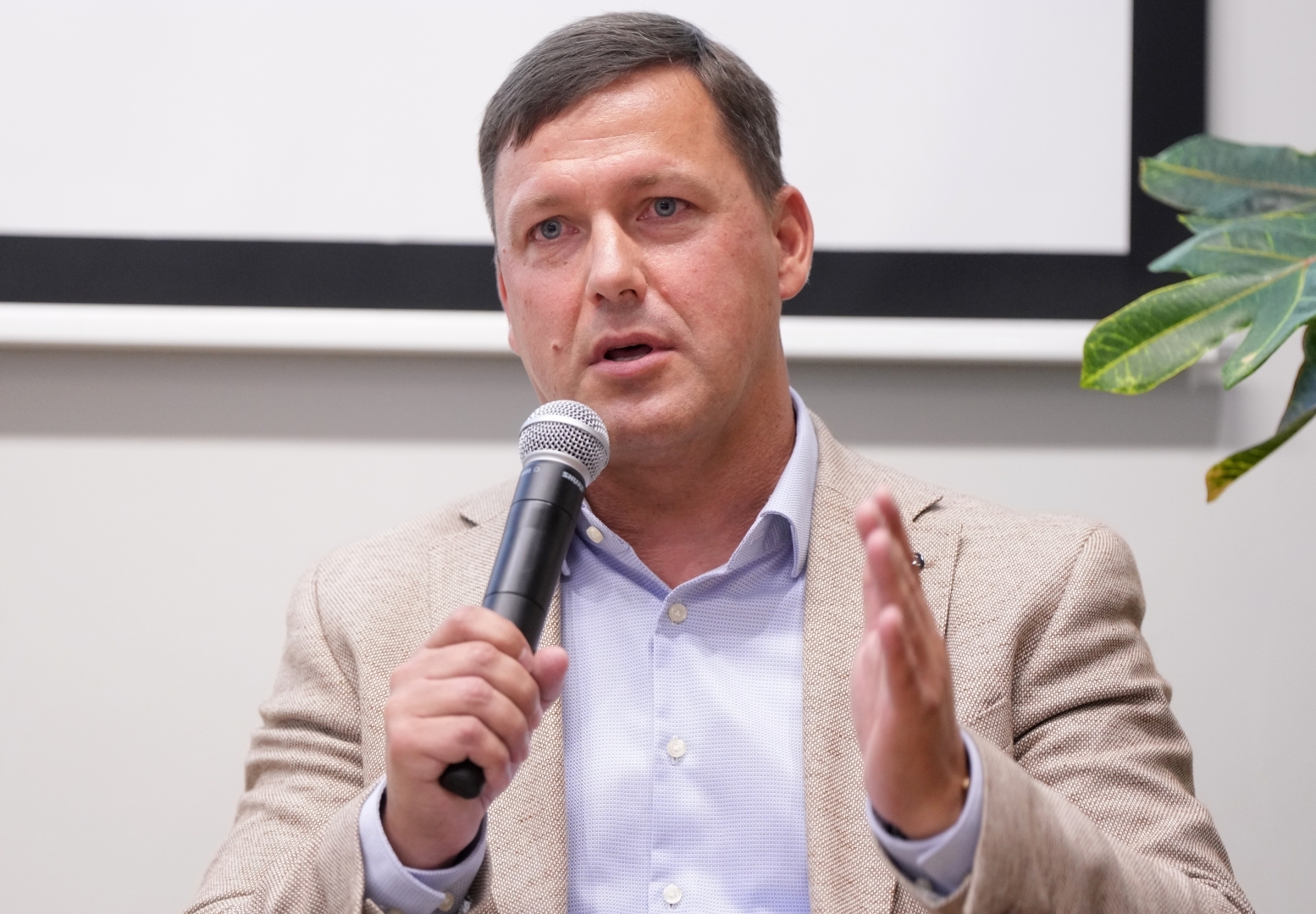 Paneļdiskusijas dalībnieks atbild uz jautājumiem