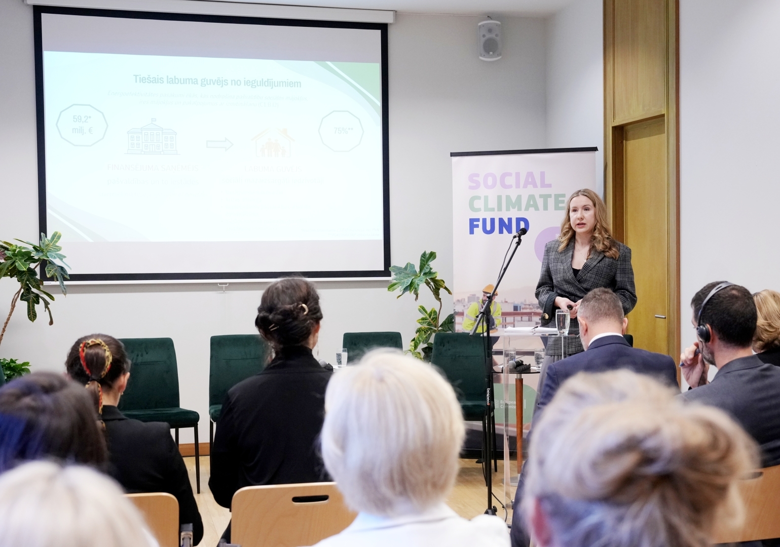 Prezentācija zāles priekšā pie mikrofona