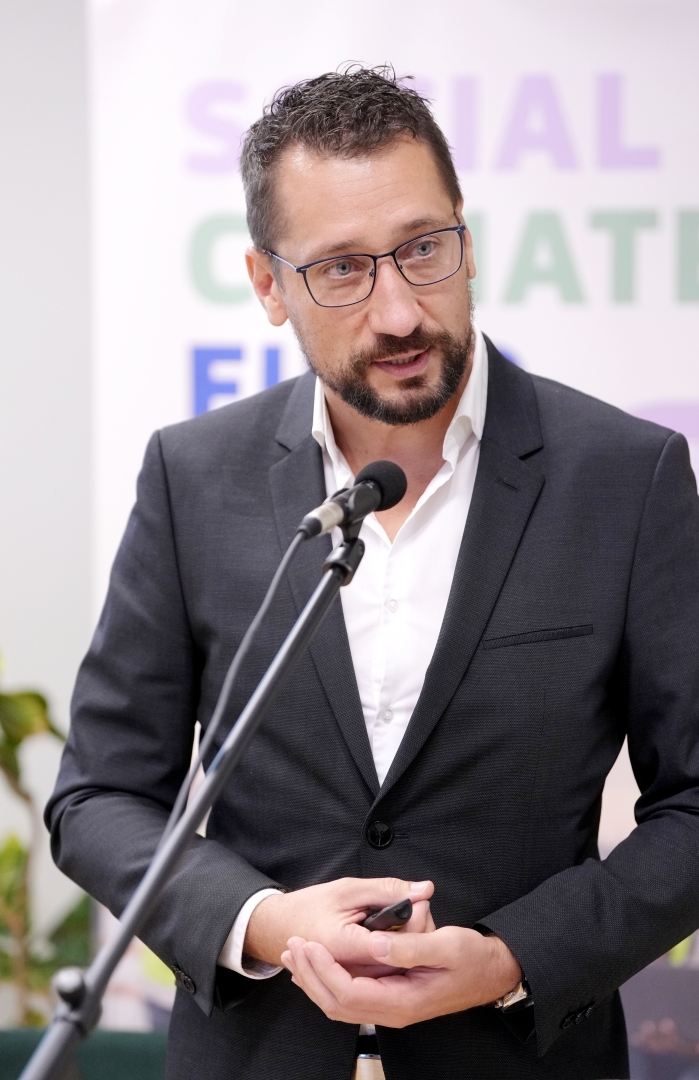 Prezentācija zāles priekšā pie mikrofona