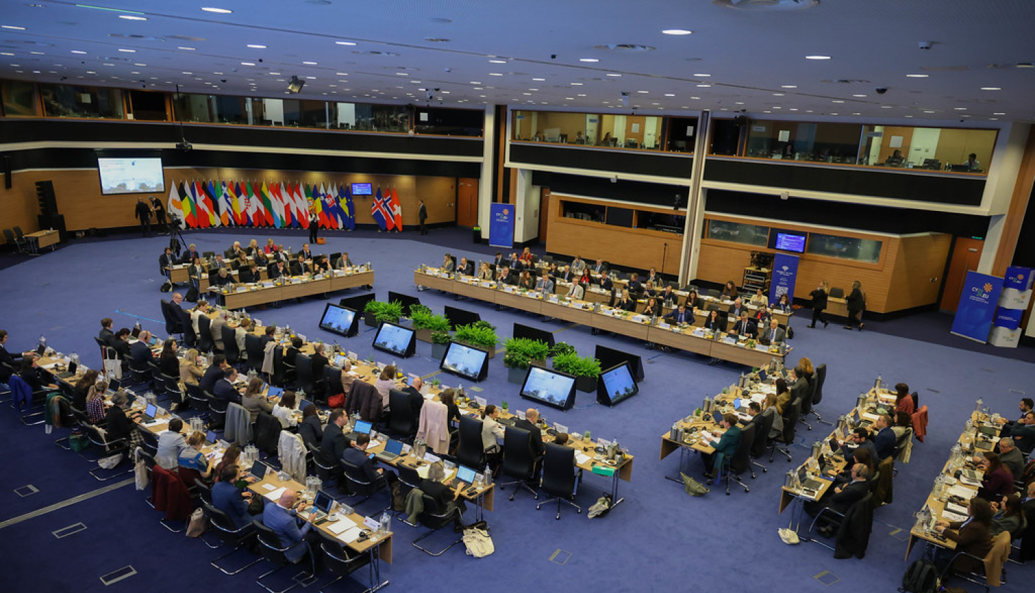 Neformālā sanāksme Kiprā. Konferenču zāle ar galdiem, pie kuriem sēž padomes dalībnieki