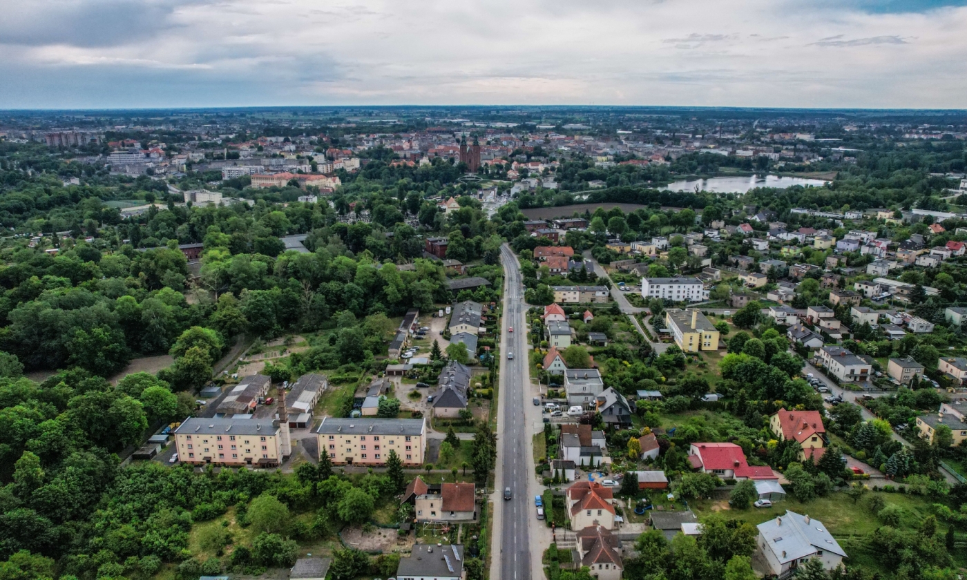 Foto ar pilsētu no putna lidojuma
