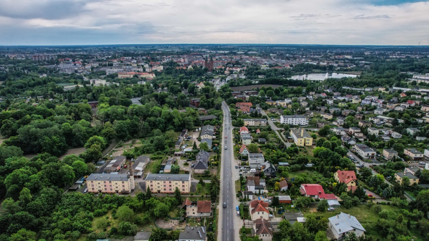 Foto ar pilsētu no putna lidojuma