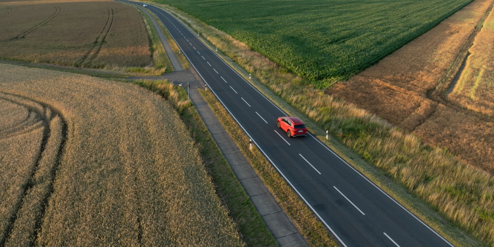 auto uz lauku ceļa