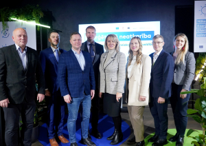 Kopbilde ar uzrunu teicējiem un prezentētājiem