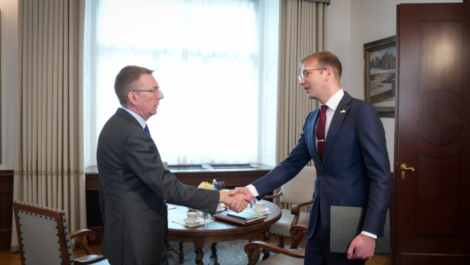 Kaspars Melnis sveicinās ar Valsts prezidentu Edgaru Rinkēviču