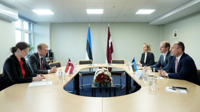 Delegāciju dalībnieku saruna pie apaļā galda
