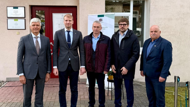 Pārstāvniecības atklāšana - kopbilde pie ēkas