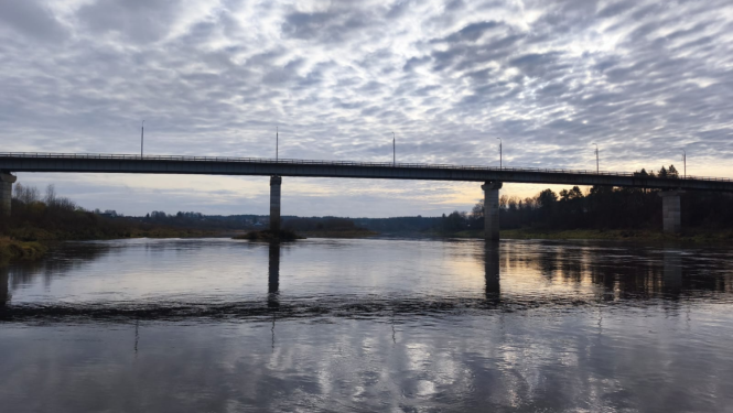 skats uz upi un tiltu