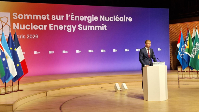 Ministrs Melnis uzstājas uz skatuves samitā Parīzē