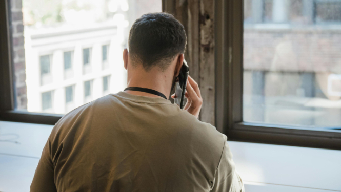 vīrietis ar telefonu rokās