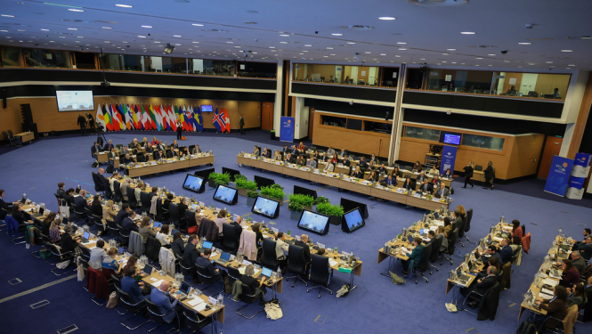 Neformālā sanāksme Kiprā. Konferenču zāle ar galdiem, pie kuriem sēž padomes dalībnieki