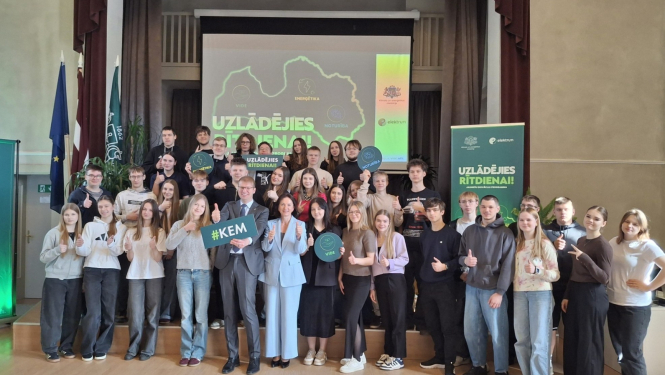 Kopbilde no jauniešu inovāciju programmas "Uzlādējies rītdienai" otrās darbnīcas Rēzeknē