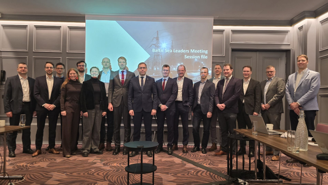 Publicitātes formāls foto ar galvenajiem tikšanās dalībniekiem. 