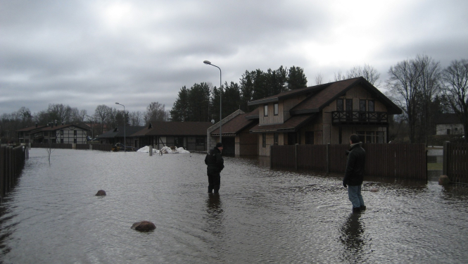 Upe Mazā Jugla 2021. gadā ir izgājusi no krastiem un ir applūdusi apdzīvota teritorija un iela