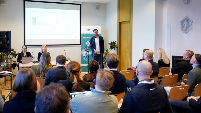 Info diena - DG CLIMA pārstāvis zāles priekšā stāsta prezentāciju