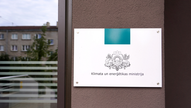 Plāksne ar KEM logo pie ieejas ēkā