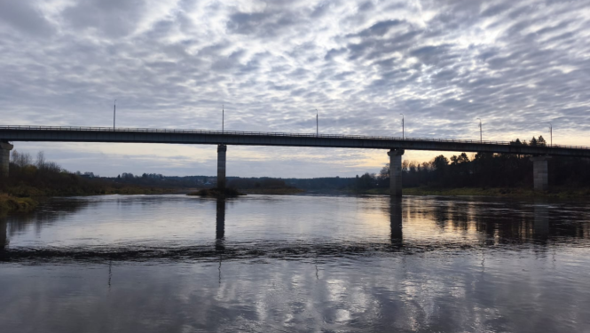 skats uz upi un tiltu