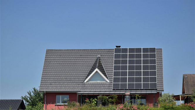 saules paneļi uz mājas jumta