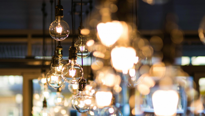 gaismas spuldzes daudz