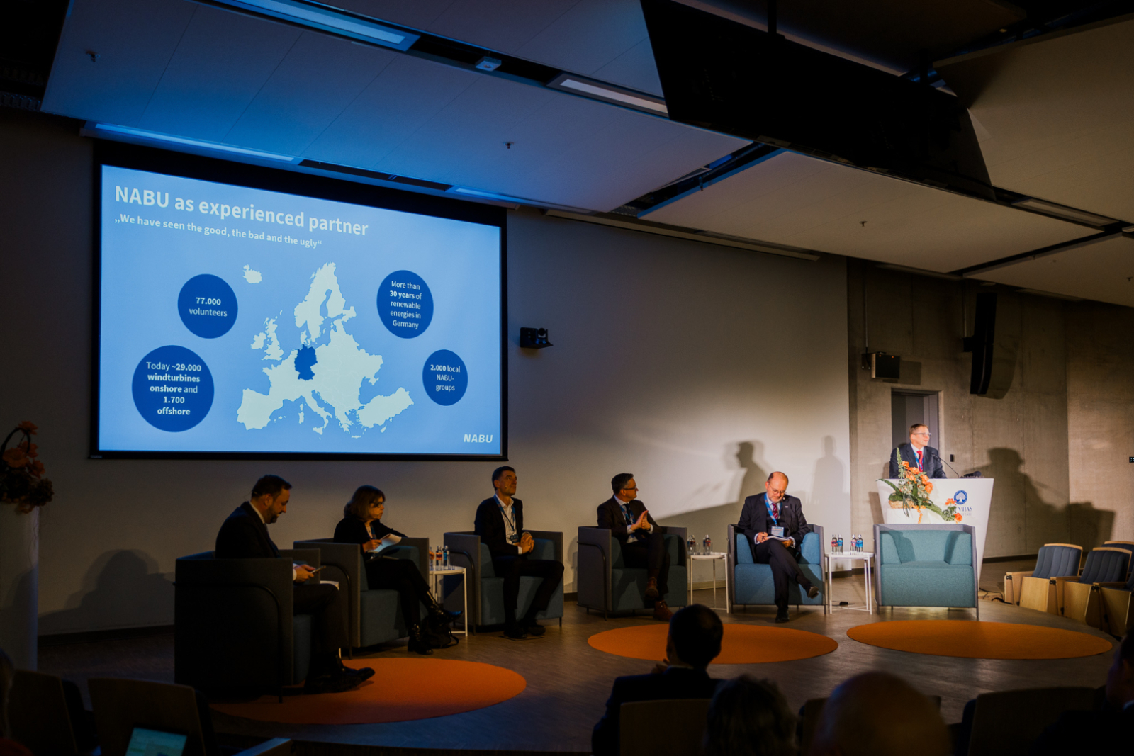 Konferences paneļdiskusija uz skatuves