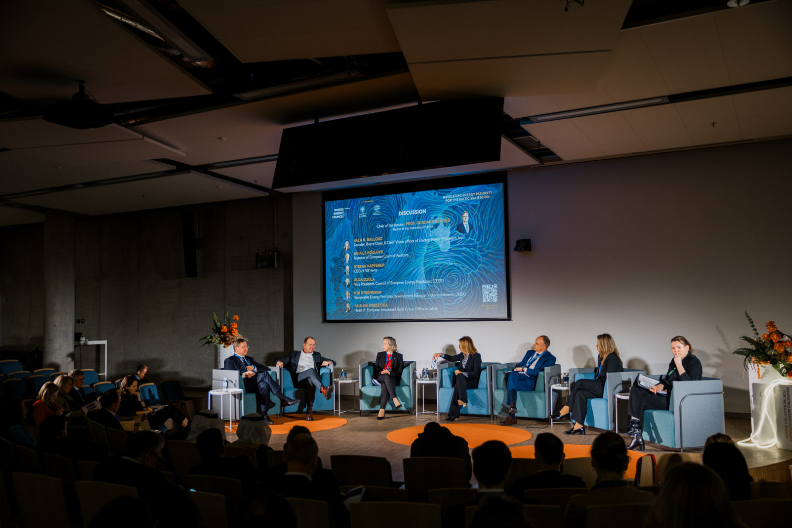 Paneļdiskusija uz skatuves