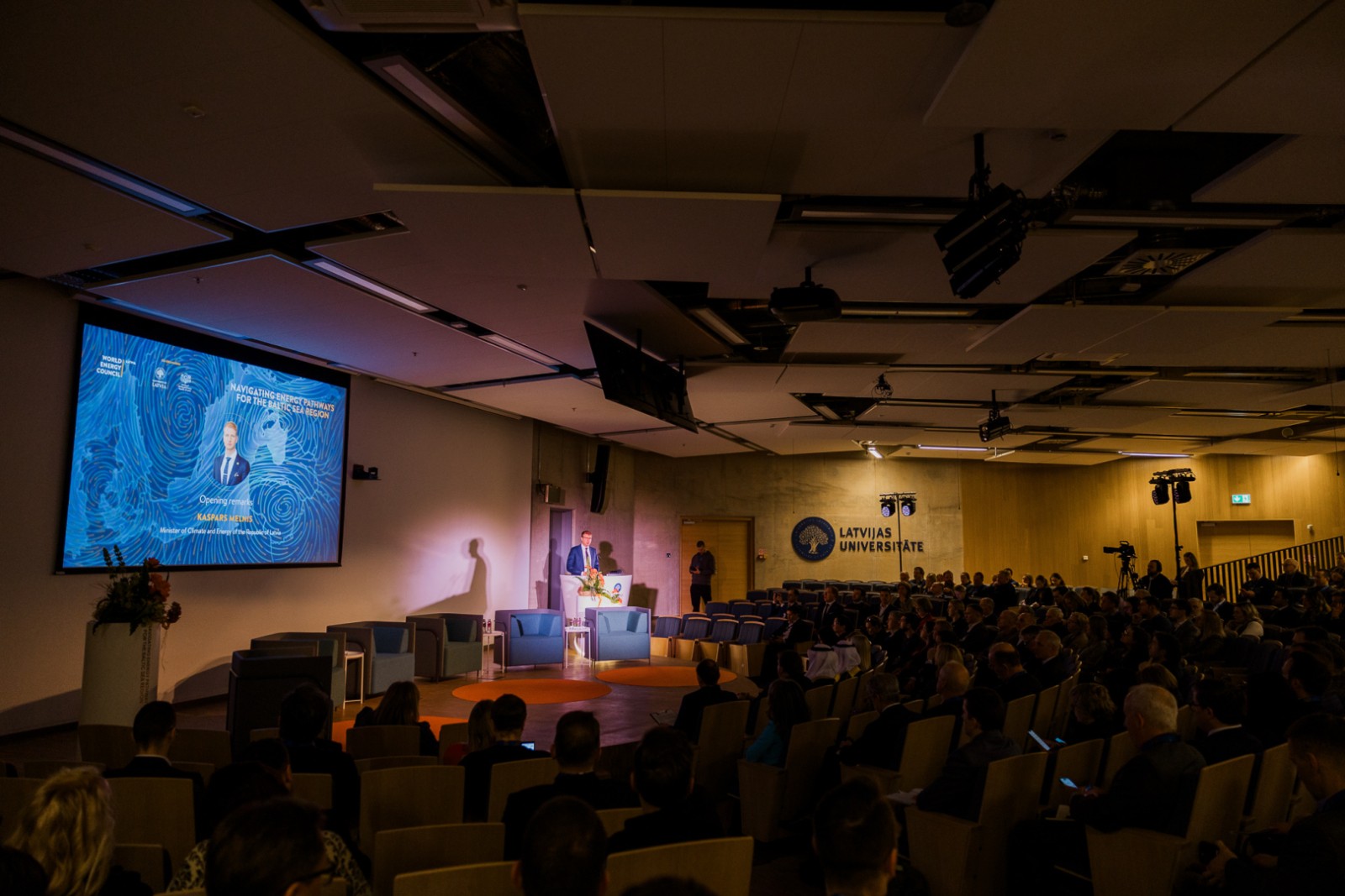 Ministrs Kaspars Melnis uzstājas uz skatuves konferencē