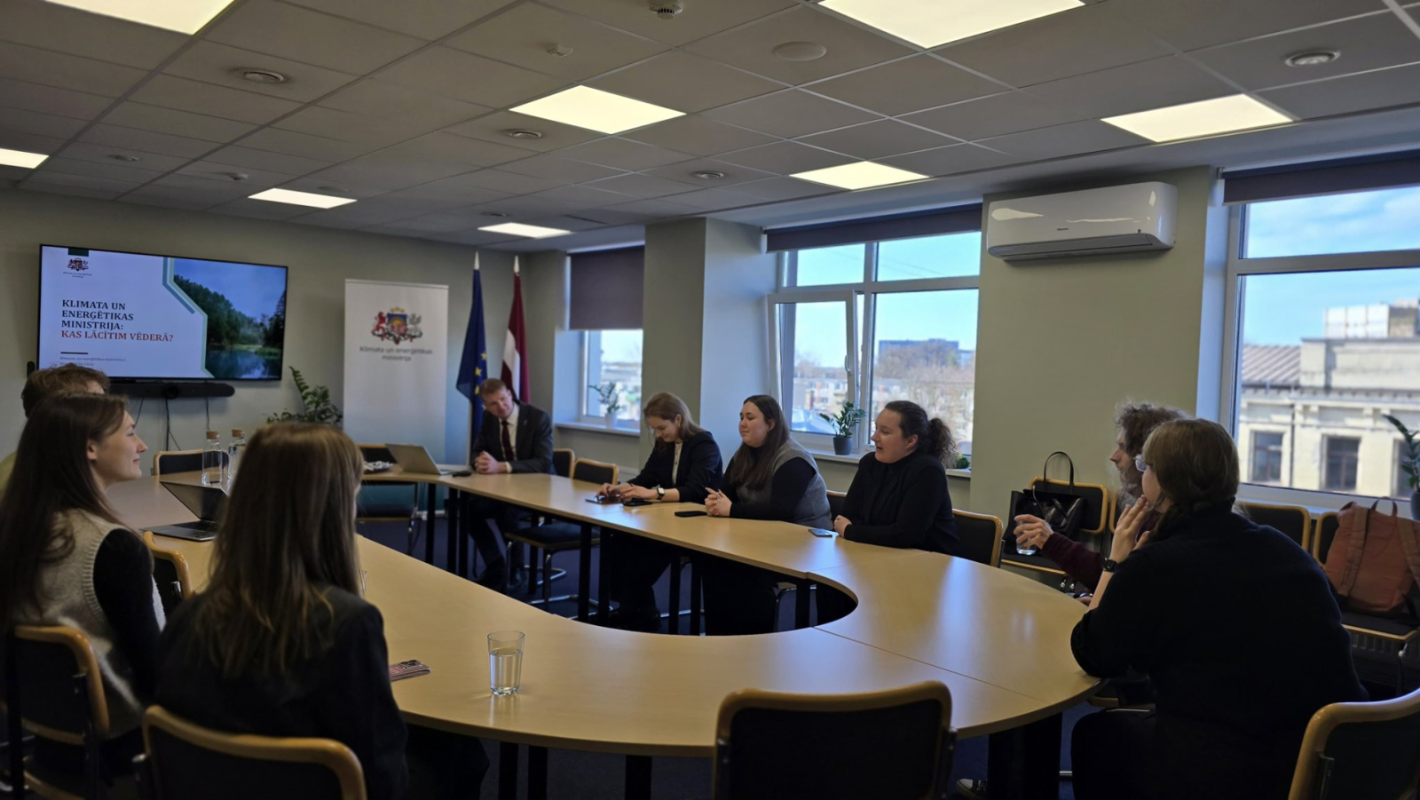 Ministrs un Latvijas Jaunatnes padomes jaunieši diskutē pie apaļā galda