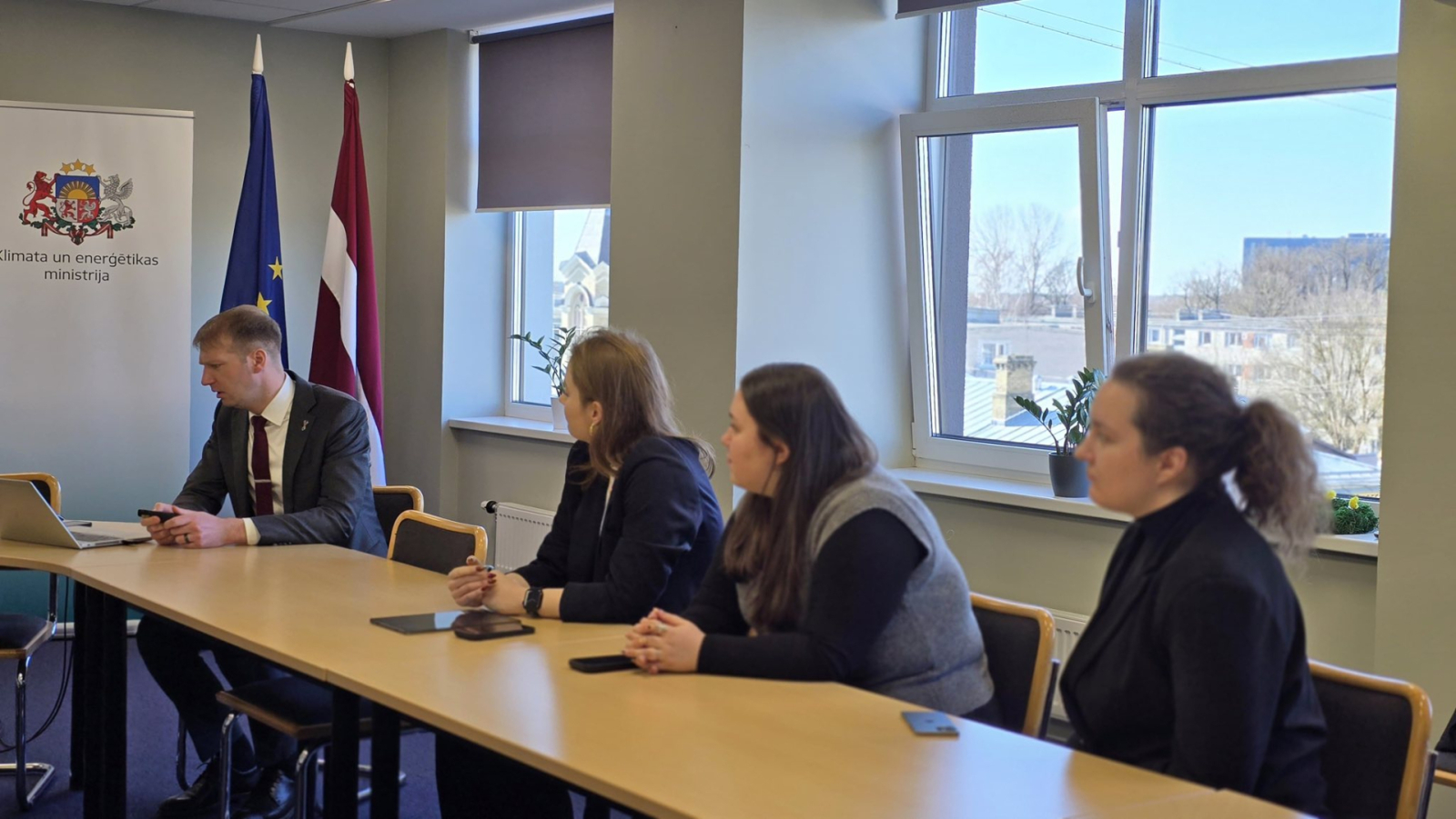 Ministrs un Latvijas Jaunatnes padomes jaunieši diskutē pie galda