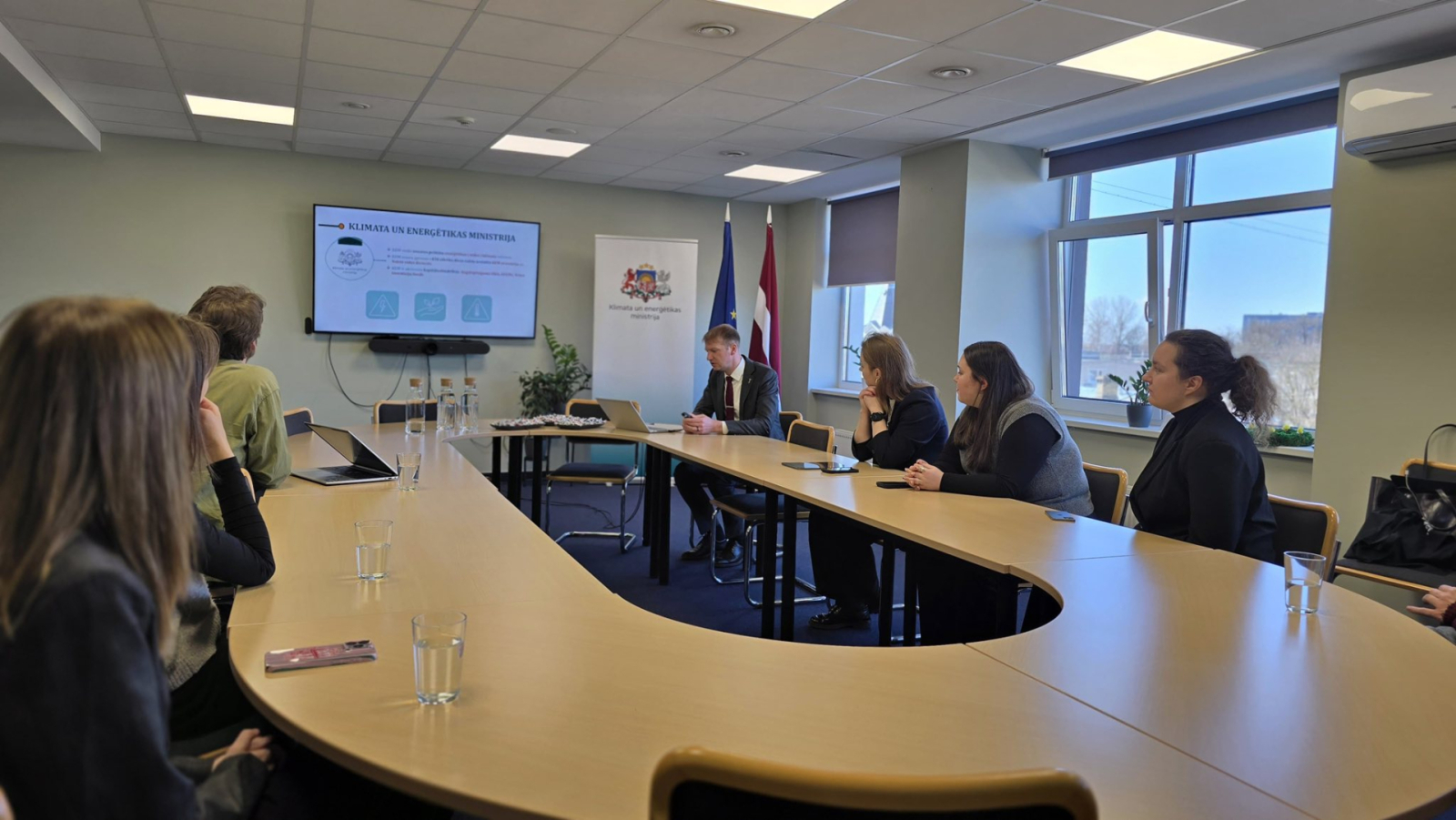 Ministrs un Latvijas Jaunatnes padomes jaunieši diskutē pie apaļā galda