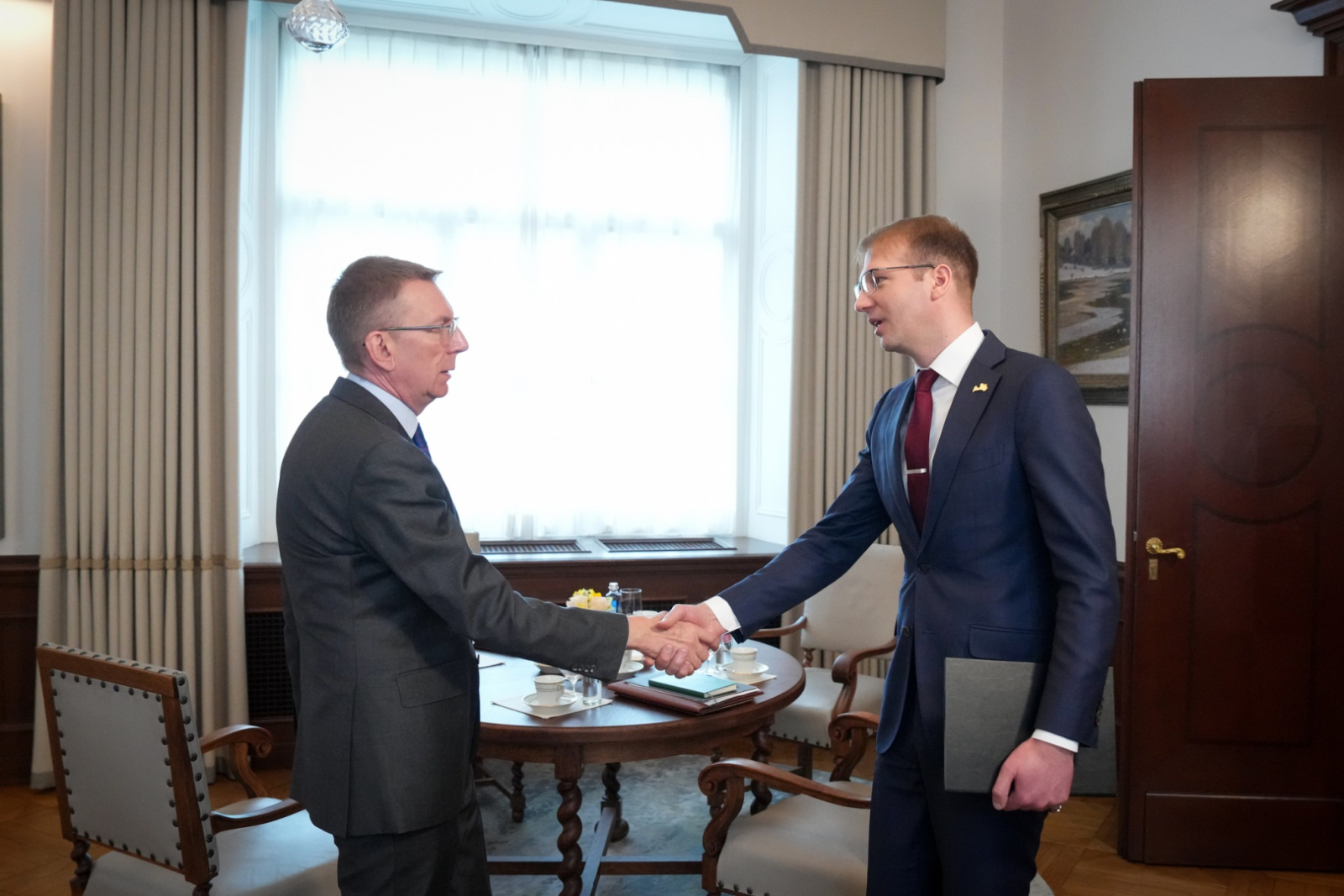 Kaspars Melnis sveicinās ar Valsts prezidentu Edgaru Rinkēviču