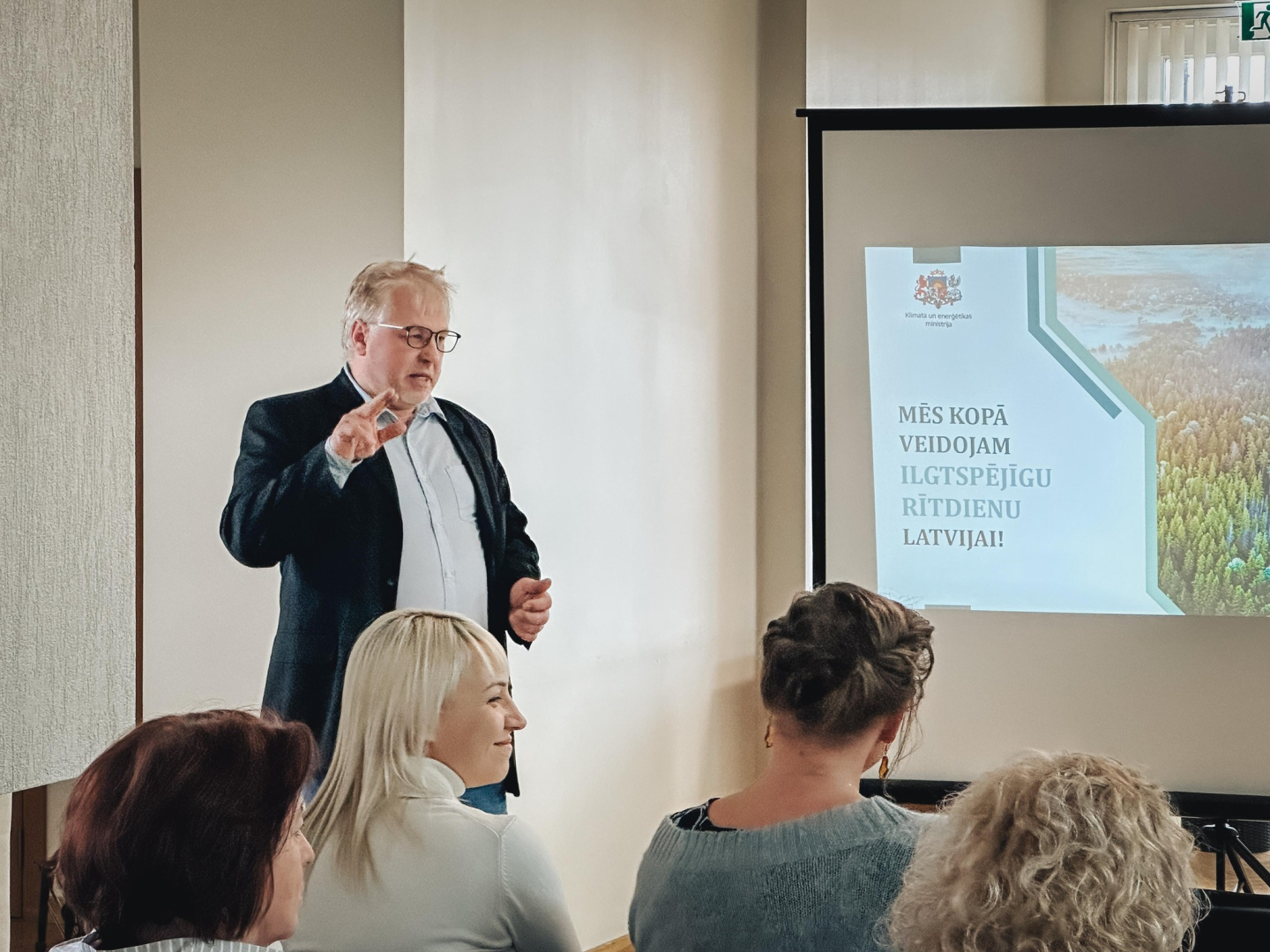 Semināra dalībnieki klausās prezentāciju