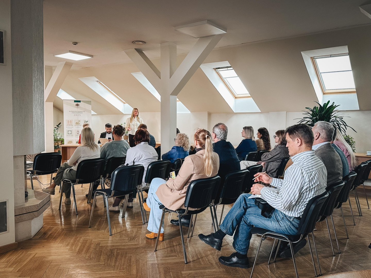 Semināra dalībnieki klausās prezentāciju