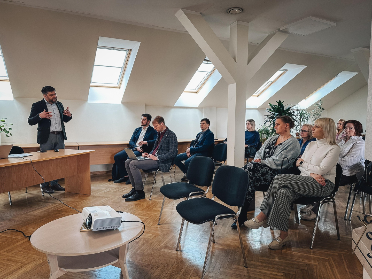 Semināra dalībnieki klausās prezentāciju