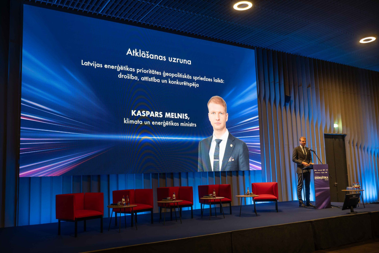 Ministrs Kaspars Melnis saka konferences uzrunu uz skatuves