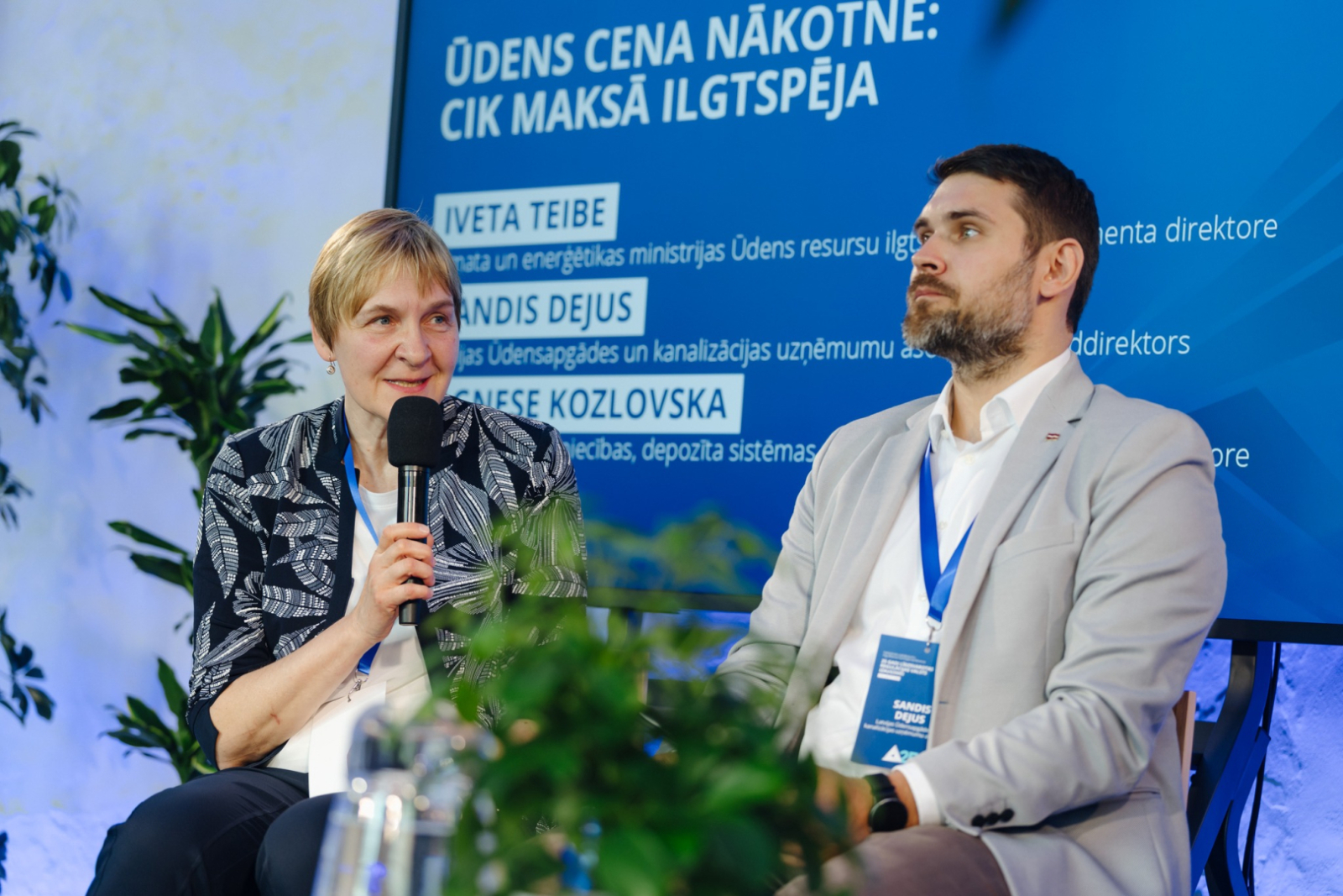 Diskusijas dalībnieki uz skatuves