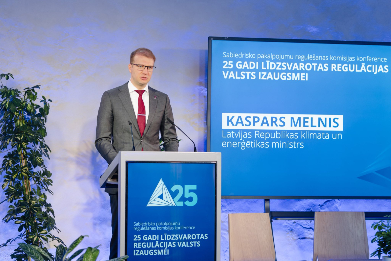 Ministrs uz skatuves saka uzrunu